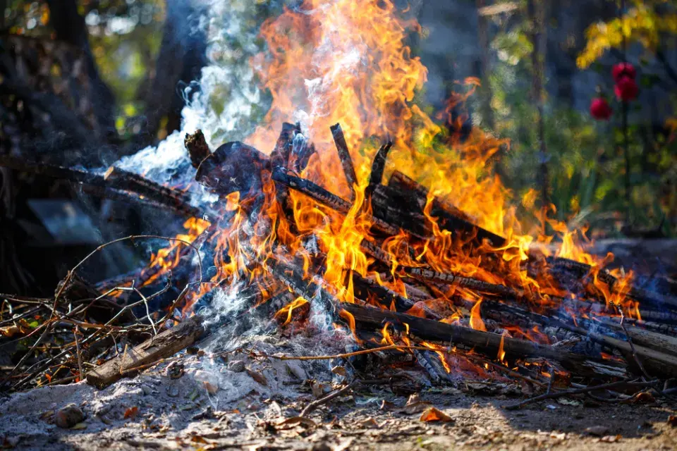 Pálení zahradního odpadu 