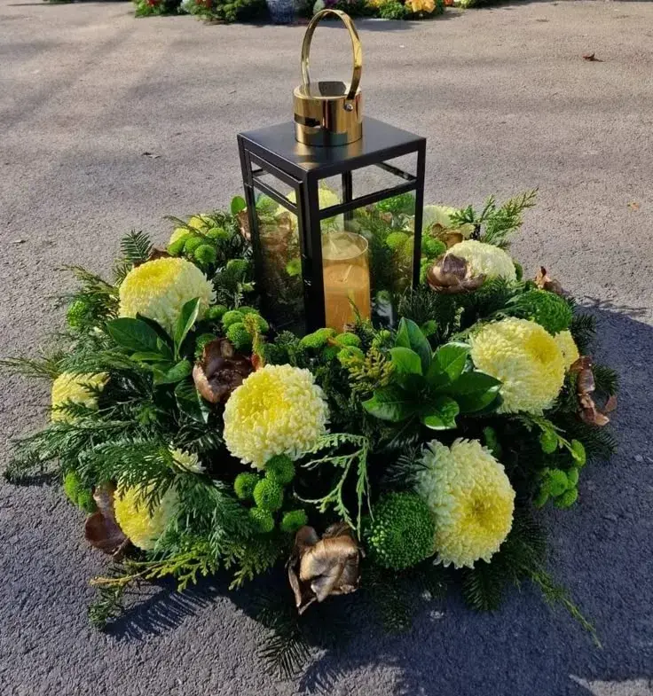 Malé světlo vzpomínek uprostřed dekorace na hrob