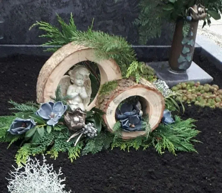 Malé světlo vzpomínek uprostřed dekorace na hrob