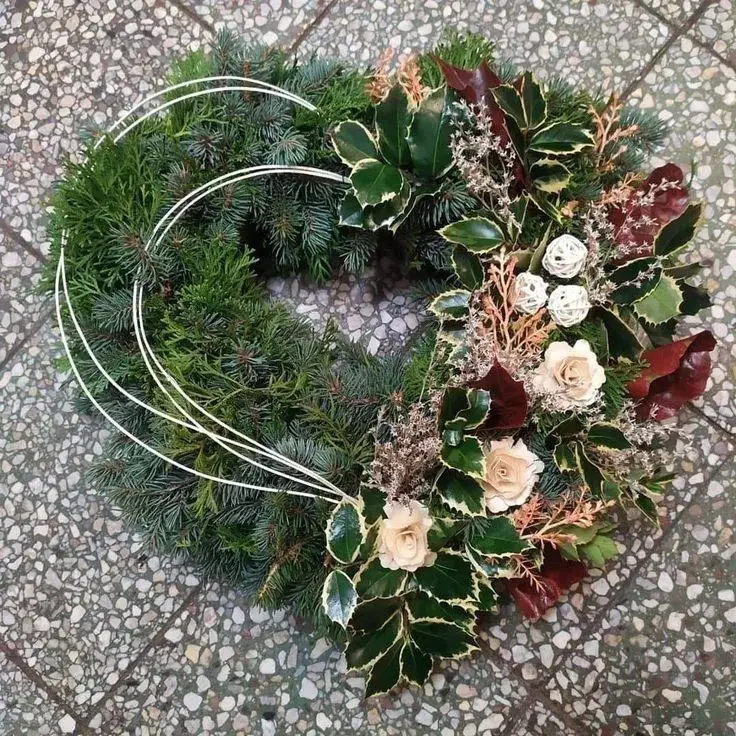 Malé světlo vzpomínek uprostřed dekorace na hrob