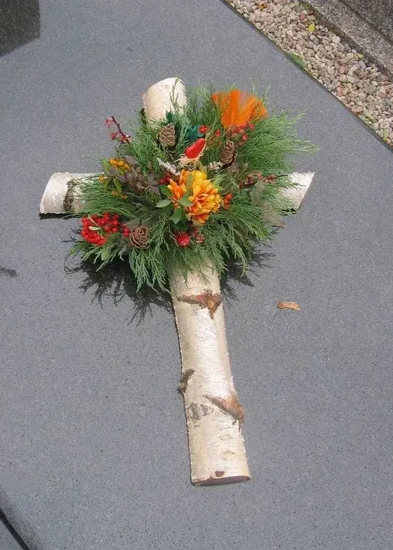 Malé světlo vzpomínek uprostřed dekorace na hrob