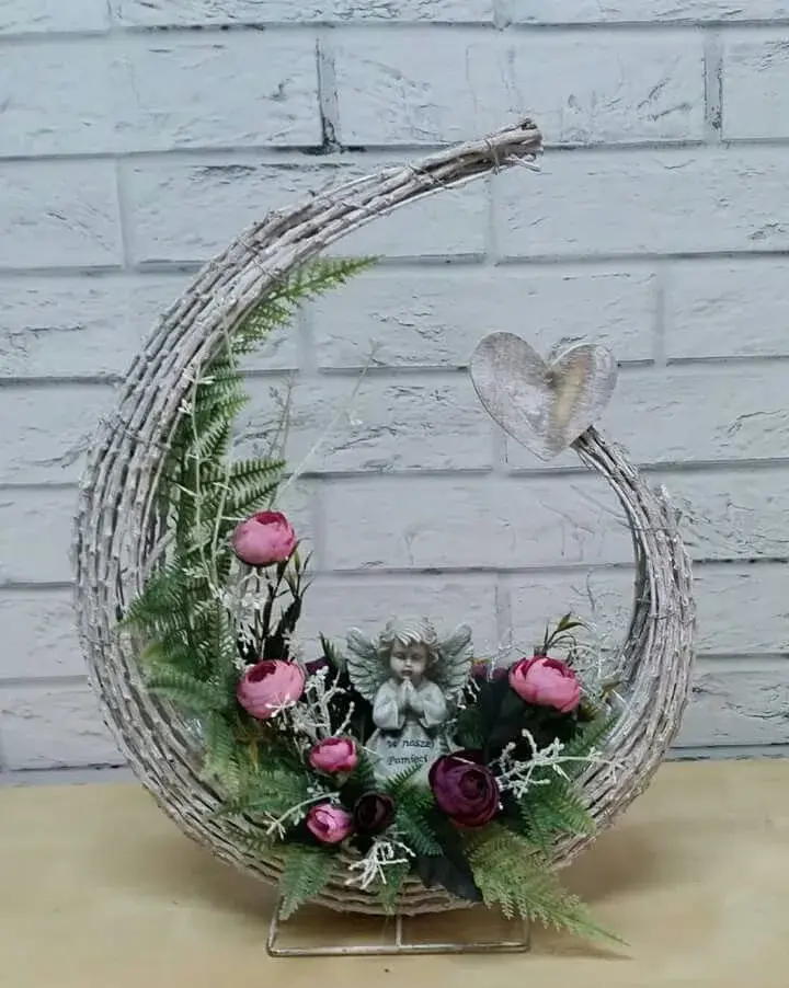 Malé světlo vzpomínek uprostřed dekorace na hrob