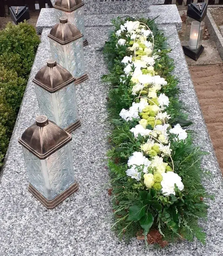 Malé světlo vzpomínek uprostřed dekorace na hrob