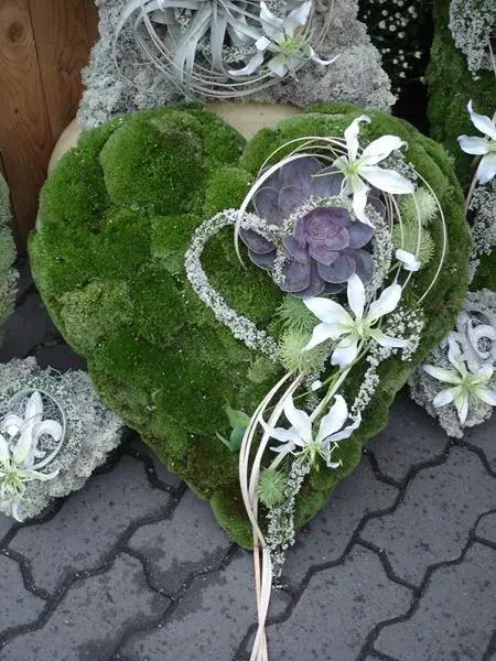 Malé světlo vzpomínek uprostřed dekorace na hrob