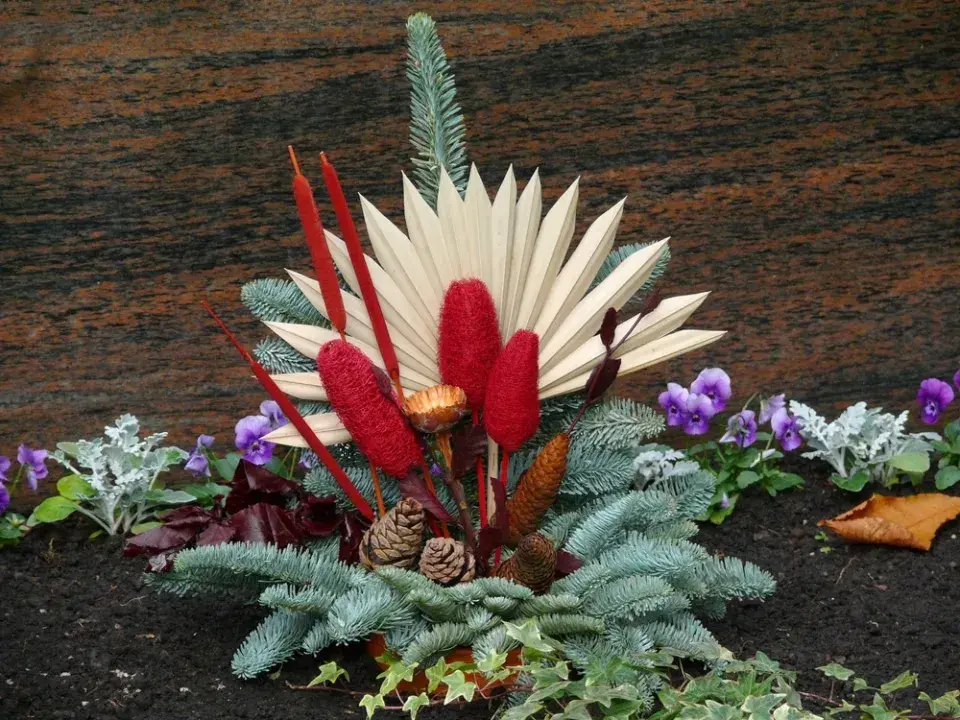 Malé světlo vzpomínek uprostřed dekorace na hrob