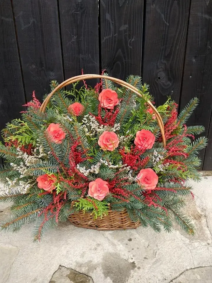 Malé světlo vzpomínek uprostřed dekorace na hrob