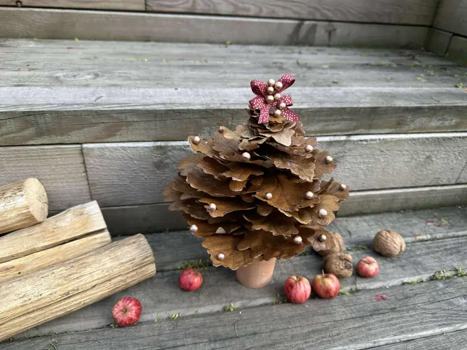 vánoční stromek z listů dubu