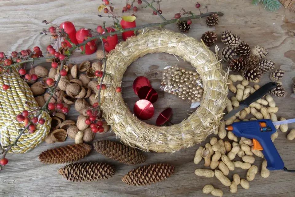 adventní věnec z ořechů