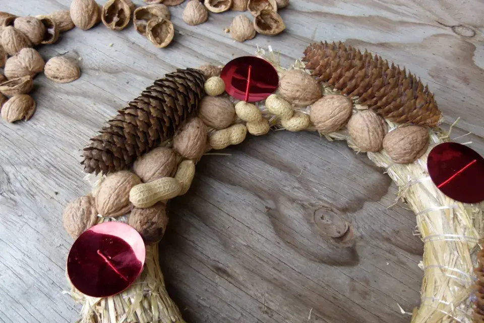 adventní věnec z ořechů
