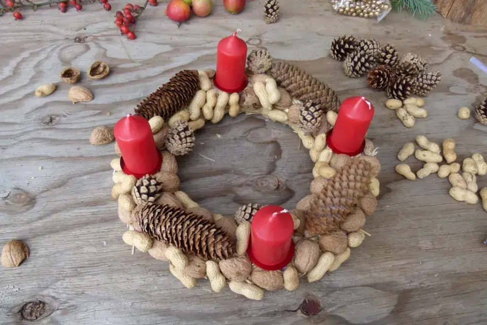 adventní věnec z ořechů