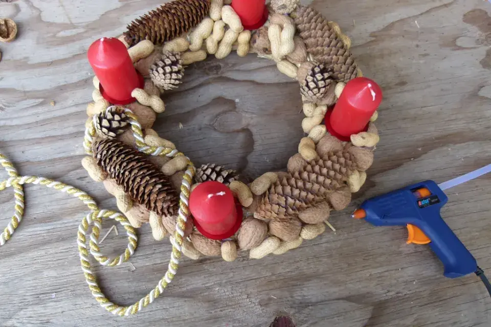 adventní věnec z ořechů