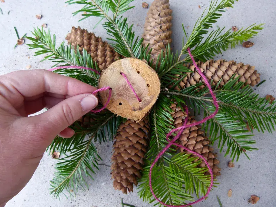 vánoční hvězda z šišek