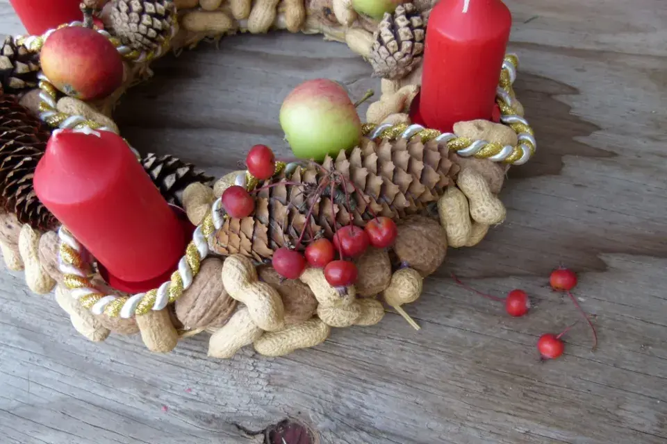 adventní věnec z ořechů