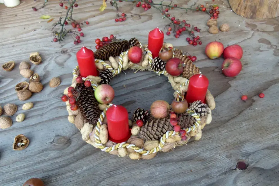 adventní věnec z ořechů