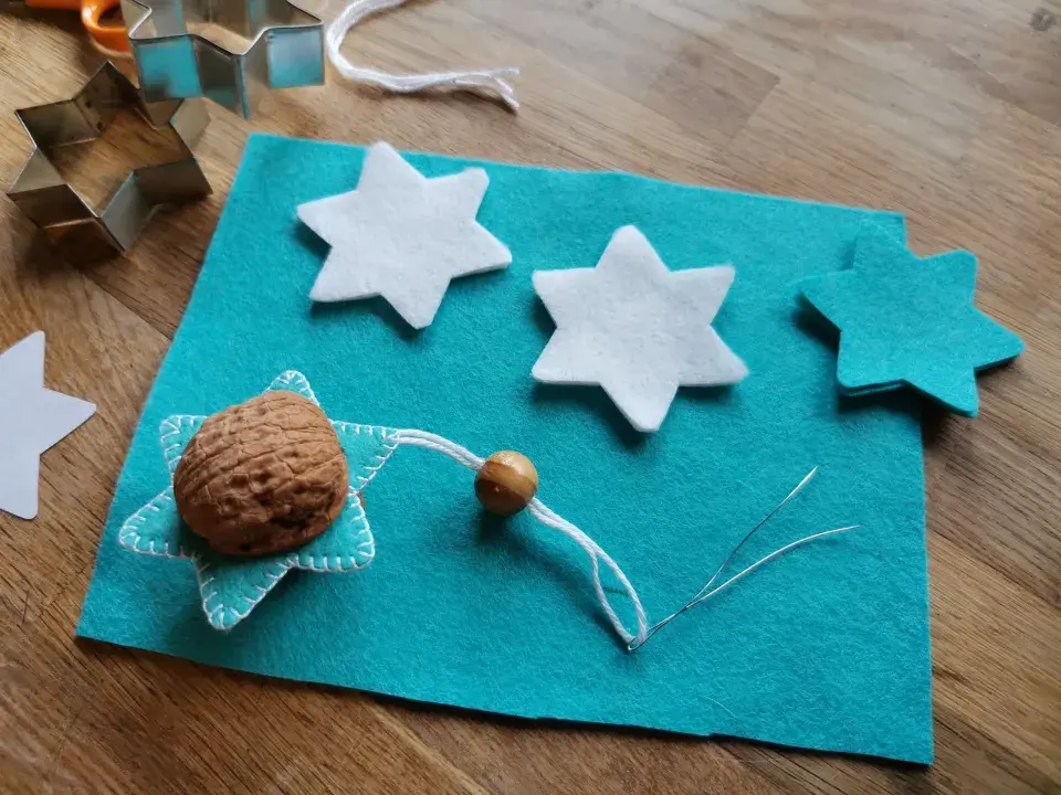 vánoční ozdoby z ořechů