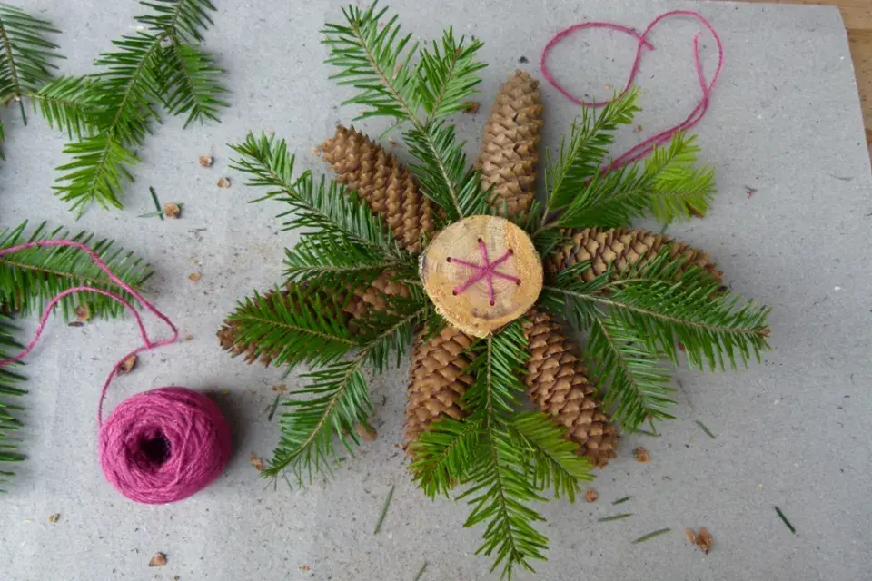 vánoční hvězda z šišek
