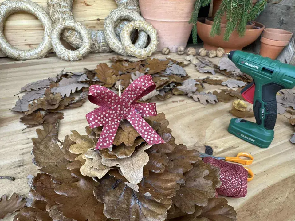 vánoční stromek z listů dubu