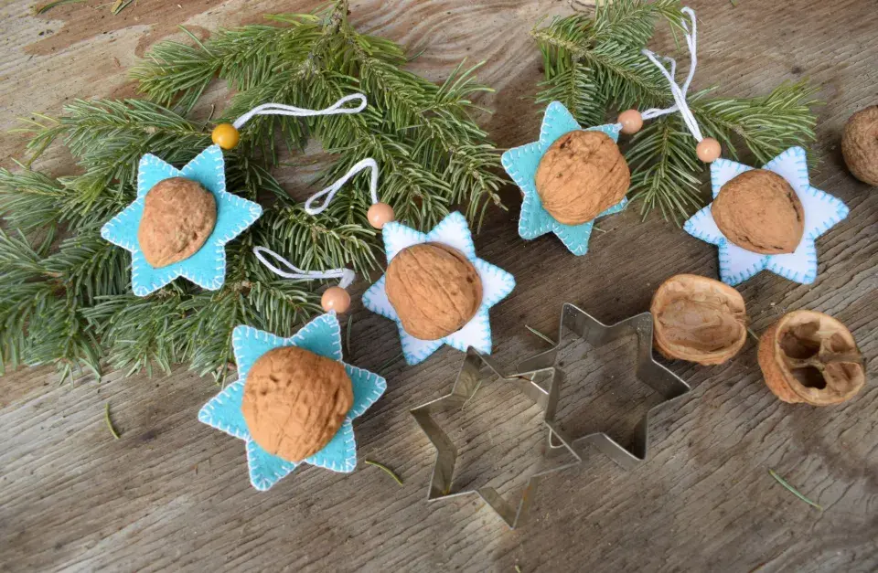 vánoční ozdoby z ořechů