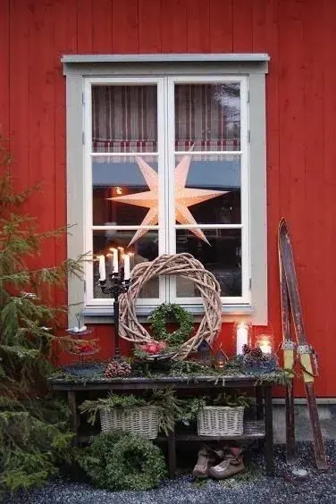 Vánočně ozdobené okno 
