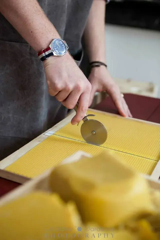 Naporcování včelího vosku