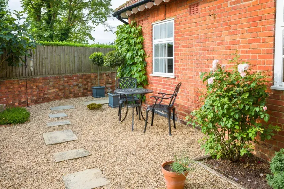 Jemný probarvený štěrk nebo kačírek