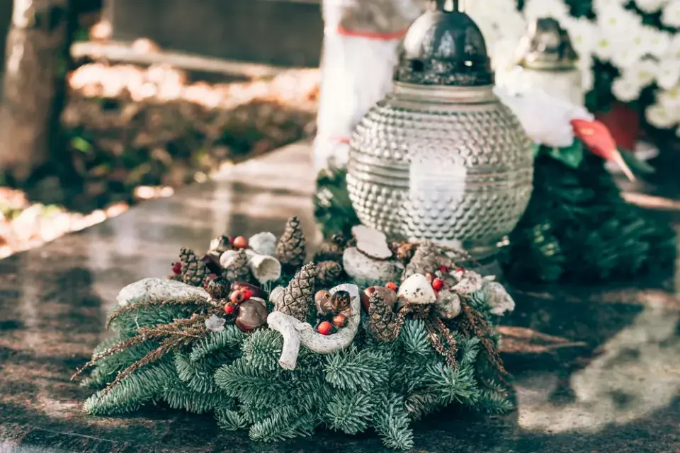 Vánoční výzdoba hrobu