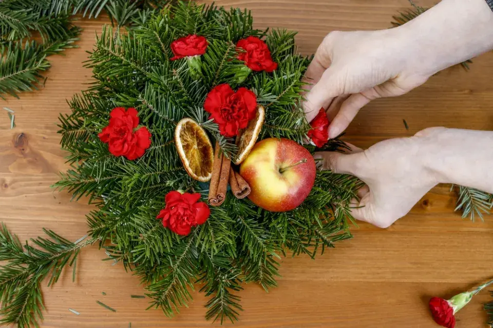 Návod na výrobu adventní dekorace s čerstvými květinami