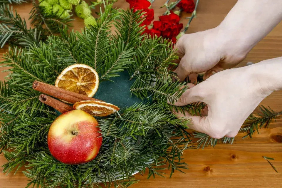 Návod na výrobu adventní dekorace s čerstvými květinami