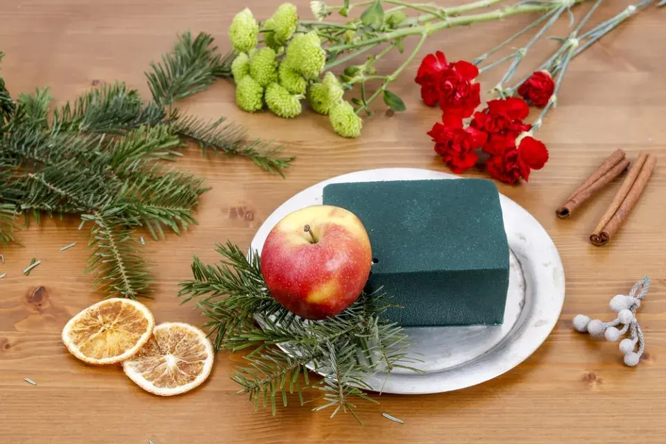 Návod na výrobu adventní dekorace s čerstvými květinami