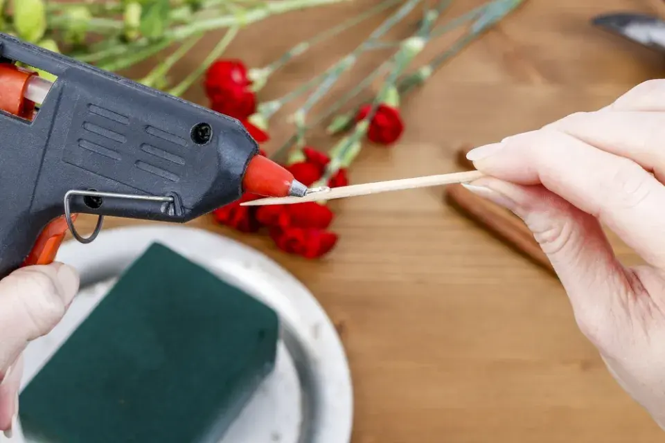 Návod na výrobu adventní dekorace s čerstvými květinami