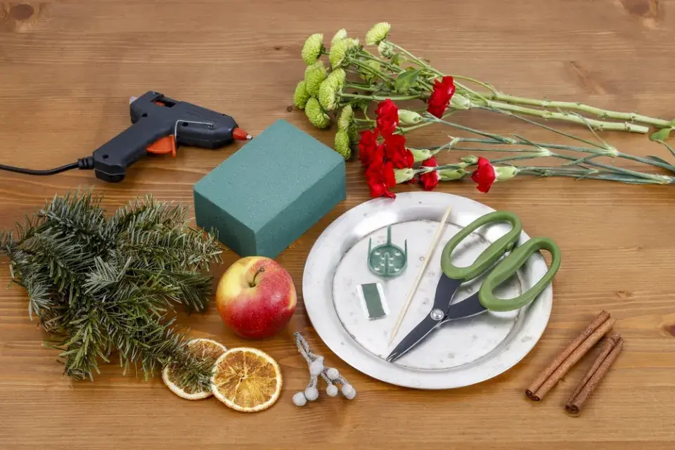 Návod na výrobu adventní dekorace s čerstvými květinami