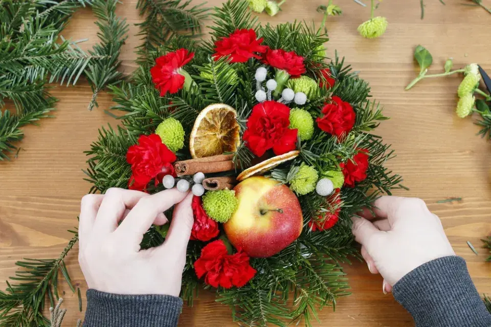 Návod na výrobu adventní dekorace s čerstvými květinami
