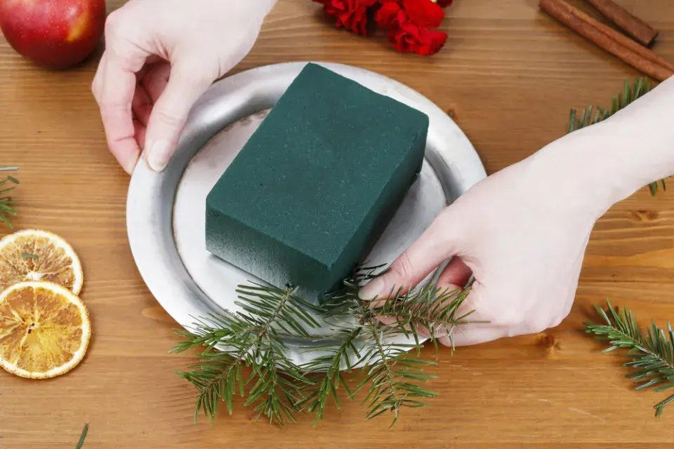 Návod na výrobu adventní dekorace s čerstvými květinami