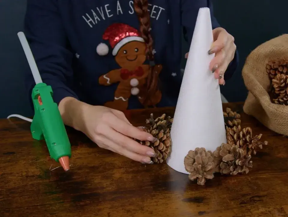 Návod na výrobu stromku ze šišek