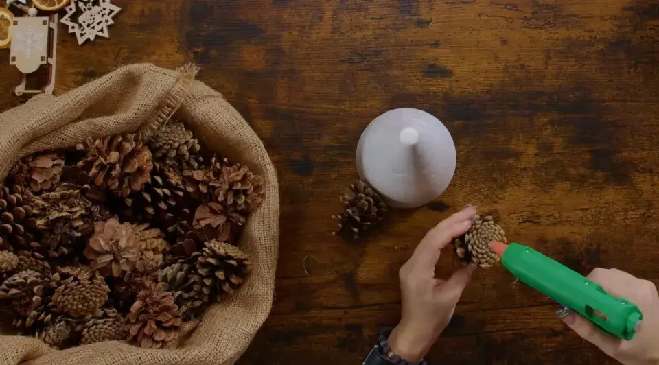 Návod na výrobu stromku ze šišek