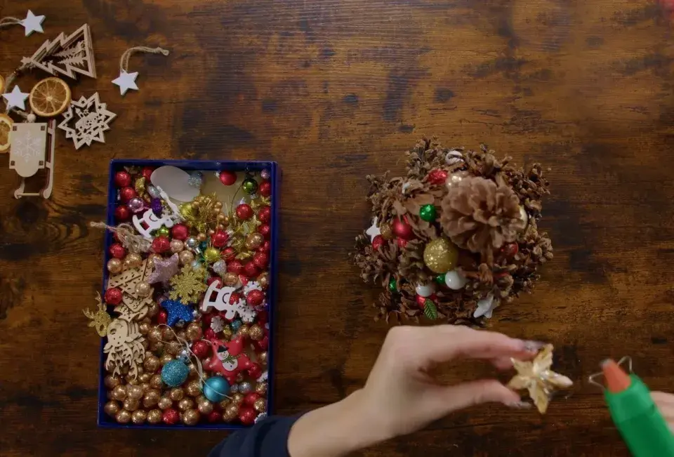 Návod na výrobu stromku ze šišek