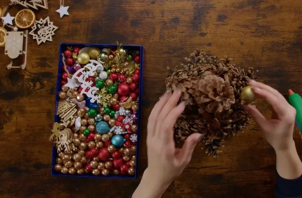 Návod na výrobu stromku ze šišek