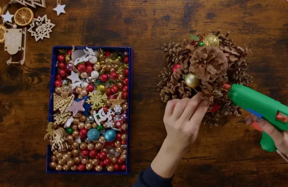 Návod na výrobu stromku ze šišek