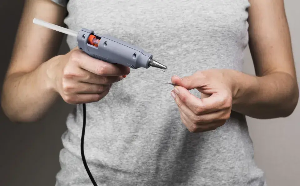 Práce s tavnou pistolí 