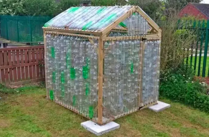 Recyklace a upcyklace PET lahví