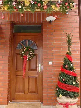 Jak odekorovat zahradu před Vánocemi?