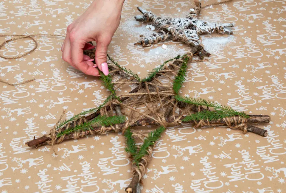 vánoční hvězda z větví