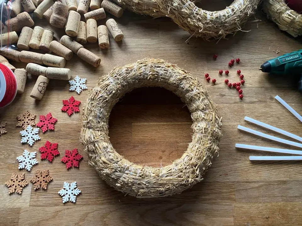 vánoční věnec z korkových špuntů