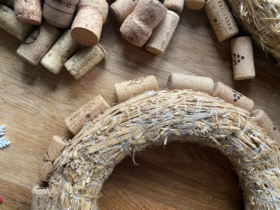 vánoční věnec z korkových špuntů