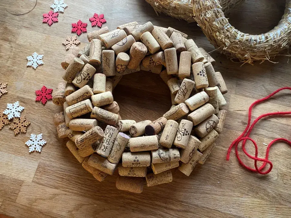 vánoční věnec z korkových špuntů