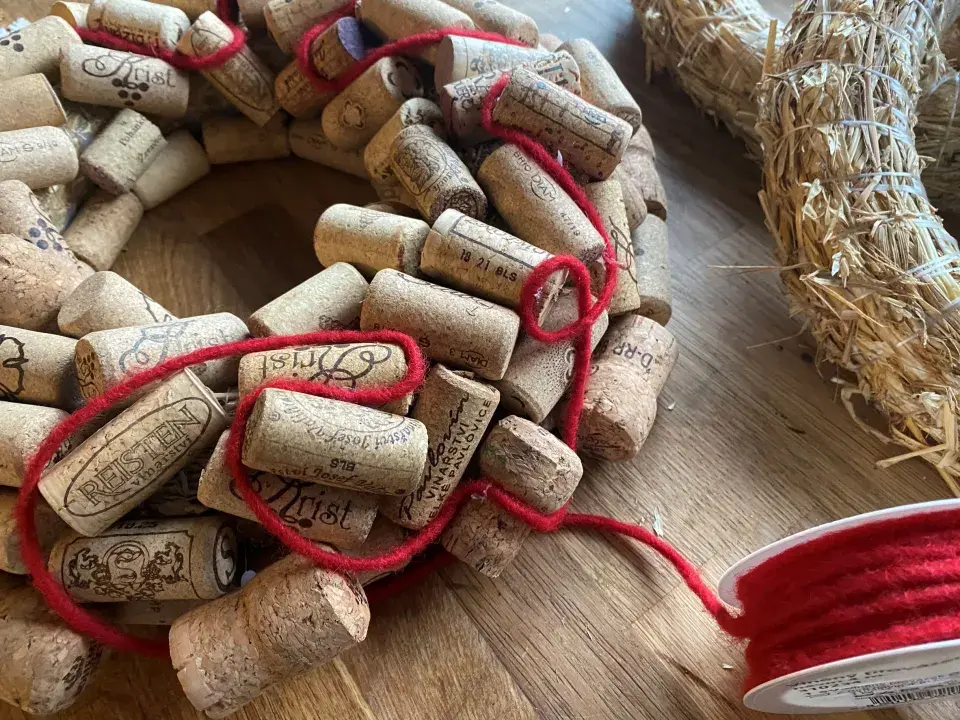 vánoční věnec z korkových špuntů