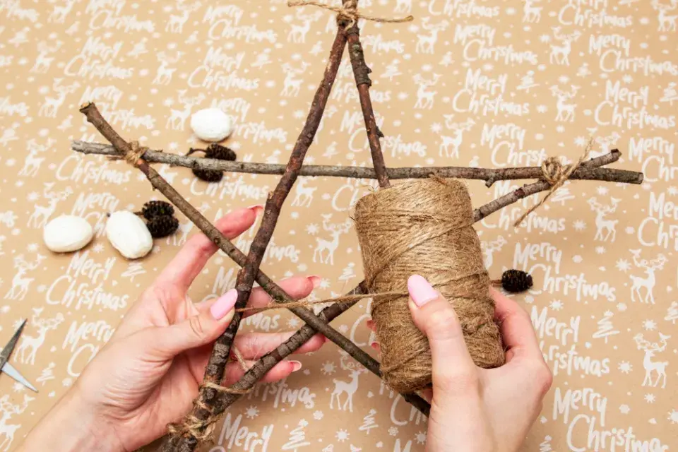 vánoční hvězda z větví