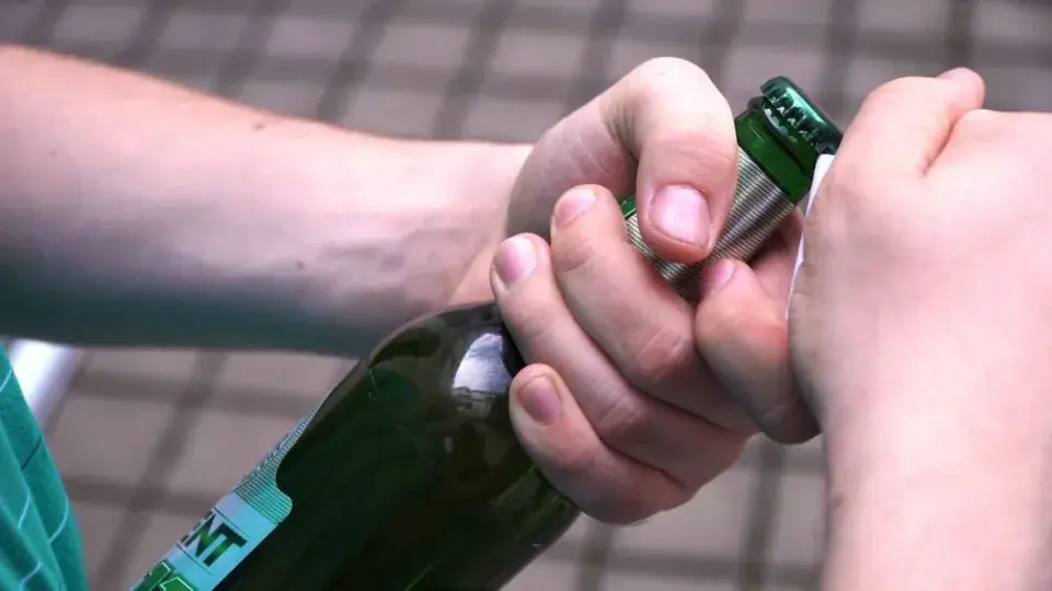 Jak otevřít pivo bez otvíráku?