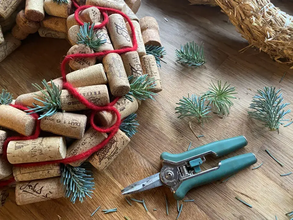 vánoční věnec z korkových špuntů
