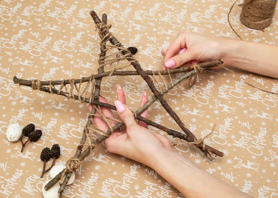 vánoční hvězda z větví